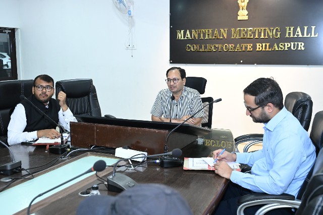 *जिला स्तरीय राज्योत्सव 2 से 4 नवम्बर तक* *पुलिस मैदान में प्रतिदिन होंगे रंगारग कार्यक्रम* *प्रदर्शनी में देखने मिलेगा 25 साल के विकास की झलक* *कलेक्टर ने सफल आयोजन के लिए सौंपी जिम्मेदारी*