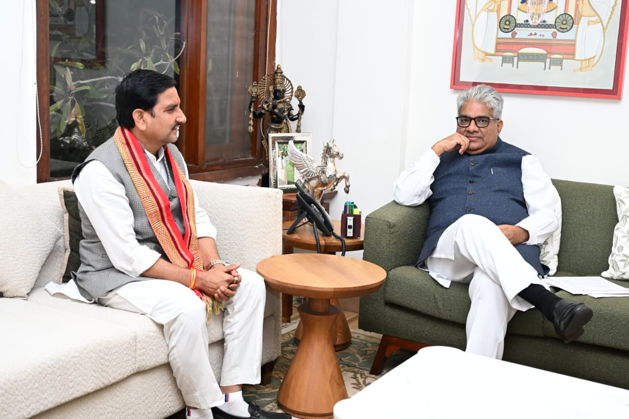 गिधवा–परसदा आर्द्रभूमि को प्रवासी पक्षियों के संरक्षण एवं इको-पर्यटन केंद्र के रूप में विकसित करने के लिए केन्द्रीय राज्य मंत्री  तोखन साहू ने वन एवं पर्यावरण मंत्री  भूपेन्द्र यादव से मांग किया*