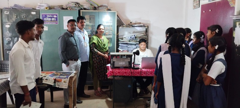 *डी पी स्कूल भकुर्रा नवापारा में संचालित हो रही आधार MBU कैम्प*