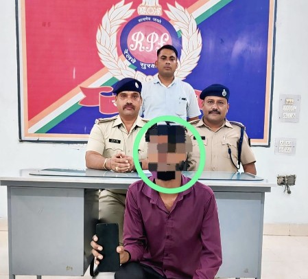अश्वनी साइबर कैफे पामगढ़ में आरपीएफ की विशेष टीम ने छापा मार हजारों की रेल्वे ई टिकट के साथ एक दलाल गिरफ्तार