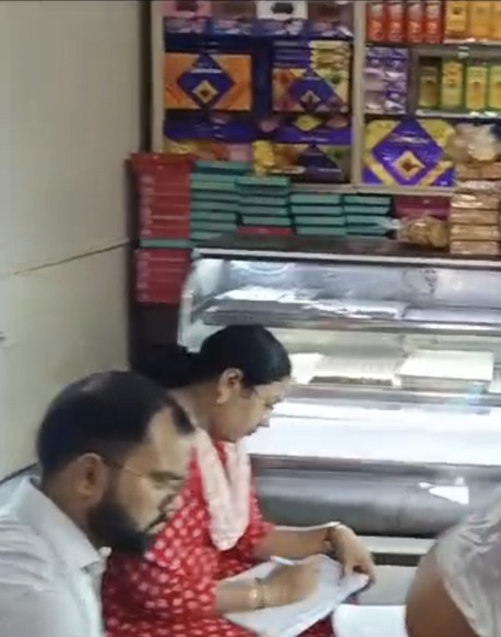 खाद्य एवं औषधि प्रशासन केवल चिन्हित मिठाई वाले के यहां ही क्यों सेंपलिंग करते हैं? शहर के बड़े एक मिठाई दुकान को क्यों छोड़ देते हैं!!