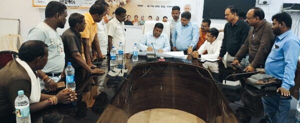 प्रशासन की पहल से “अडानी पुरुंगा भूमिगत कोयला खदान” पर हुई विस्तृत चर्चा*  *जनपद पंचायत धरमजयगढ़ में एसडीएम की अध्यक्षता में कंपनी के अधिकारियों और ग्रामीणों के बीच हुआ सकारात्मक संवाद*
