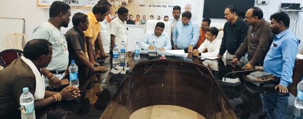 प्रशासन की पहल से “अडानी पुरुंगा भूमिगत कोयला खदान” पर हुई विस्तृत चर्चा*  *जनपद पंचायत धरमजयगढ़ में एसडीएम की अध्यक्षता में कंपनी के अधिकारियों और ग्रामीणों के बीच हुआ सकारात्मक संवाद*
