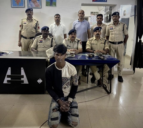 भाटापारा रेलवे स्टेशन से थैले में रखी दो नाली बंदूक चोरी कर ले जाने वाला एक चोर आरपीएफ के हत्थे चढ़ा एक फरार चोर की तलाश जारी