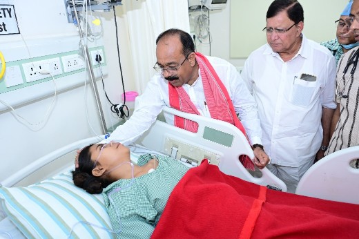 कल हुए मालगाड़ी एवं मेमू लोकल के डिरेलमेंट में 11 यात्रियों की मृत्यु एवं 20 यात्री घायल, उप मुख्यमंत्री अरुण साव  अस्पतालों का दौरा कर  लौटे