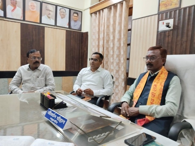 केलो नदी में कचरा फेंकने वालों पर की जाएगी जुर्माने की कार्रवाई, महापौर श्री चौहान एवं कमिश्नर क्षत्रिय ने ली संयुक्त रूप से सफाई विभाग की बैठक*