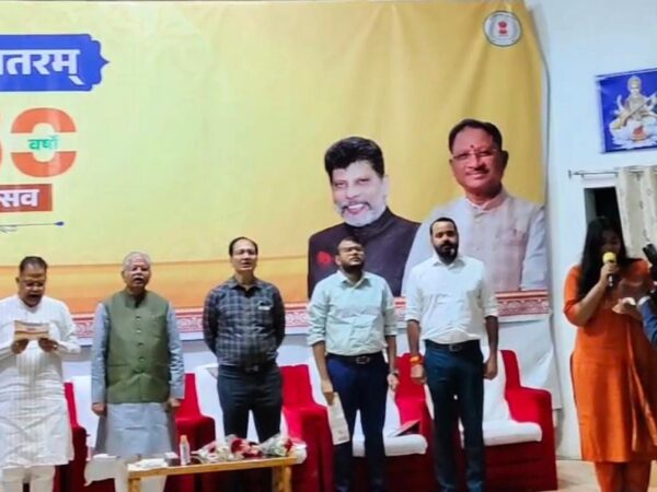 कु.पलक कश्यप ने 150 वर्ष पूरे होने पर वंदेमातरम राष्ट्रगीत विधायक द्वय अमर अग्रवाल एवं धरम लाल कौशिक की उपस्थिति में गाया