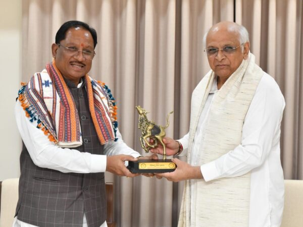 मुख्यमंत्री श्री विष्णु देव साय ने गांधीनगर में गुजरात के मुख्यमंत्री श्री भूपेंद्र पटेल से की सौजन्य भेंट*