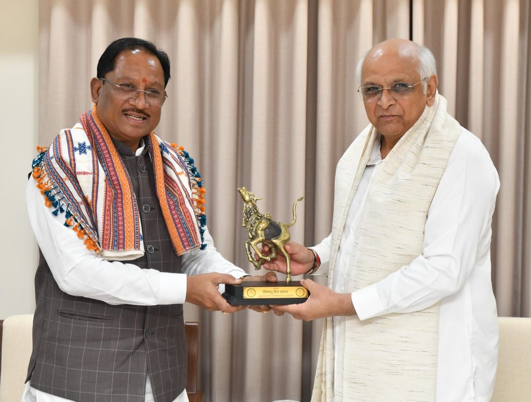 मुख्यमंत्री श्री विष्णु देव साय ने गांधीनगर में गुजरात के मुख्यमंत्री श्री भूपेंद्र पटेल से की सौजन्य भेंट*