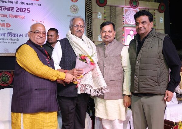 गांव के सामानों का उपयोग करके हम सब मिलकर अपने गांव के साथ देश को भी शक्तिशाली बनाएंगे-ब्रजमोहन अग्रवाल* लोकल कारीगरों को जो मंच प्रदान करता है जिससे वे सीधे अपनी वस्तुओं को ग्राहकों को उपलब्ध करा पाते है -केदार कश्यप*