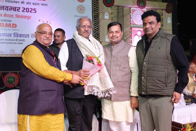 गांव के सामानों का उपयोग करके हम सब मिलकर अपने गांव के साथ देश को भी शक्तिशाली बनाएंगे-ब्रजमोहन अग्रवाल* लोकल कारीगरों को जो मंच प्रदान करता है जिससे वे सीधे अपनी वस्तुओं को ग्राहकों को उपलब्ध करा पाते है -केदार कश्यप*