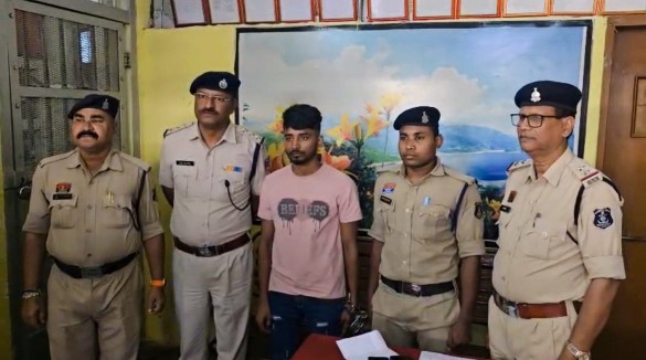 कुर्ला एक्सप्रेस से एक भगोड़ा आरोपी बांग्लादेशी नागरिक को दुर्ग स्टेशन में आरपीएफ ने पकड़ा