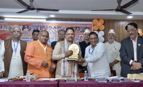 सेनानियों के नाम की पट्टिकाएँ वन्दे मातरम उद्यान में लगाना मेरे लिए गौरव की बात है- नगर विधायक अमर अग्रवाल*