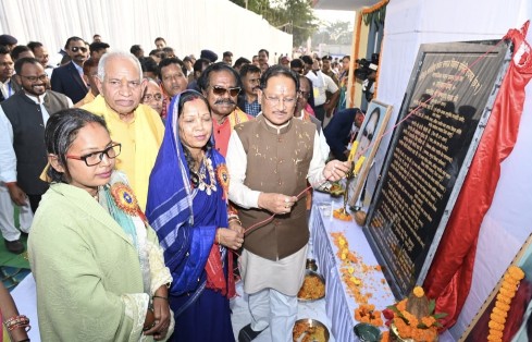 मुख्यमंत्री श्री विष्णुदेव साय कंवर समाज के वार्षिक सम्मेलन कार्यक्रम में हुए शामिल*   *सामुदायिक भवन में 30 लाख रुपए की लागत से निर्मित प्रथम तल का किया लोकार्पण*