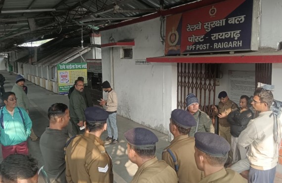 बिग ब्रेकिंग न्यूज RPF पोस्ट रायगढ़ में तैनात प्रधान आरक्षक ने साथी आरक्षक को गोली मारी मौके पर ही मौत हो गई आला अधिकारी घटना स्थल पर पहुंचे