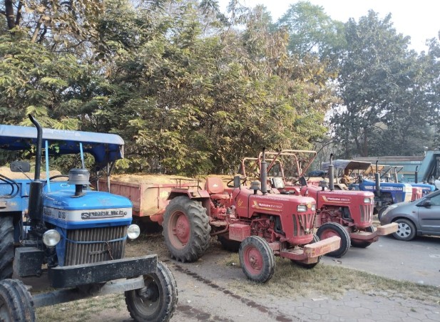 खनिज के अवैध परिवहन पर बड़ी कार्रवाई, चार दिनों में 17 वाहन जब्त*  *खनिजों के अवैध उत्खनन, परिवहन एवं भंडारण के विरुद्ध कार्रवाई आगे भी जारी रहेगी*