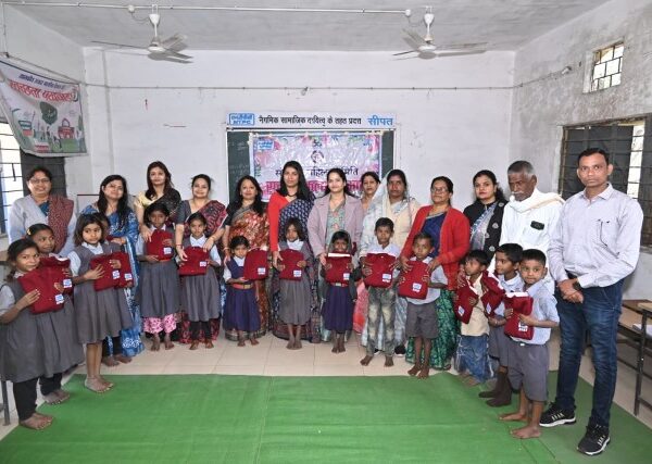 एनटीपीसी सीपत की संगवारी महिला समिति ने वितरित किए 436 विद्यार्थियों को स्वेटर*