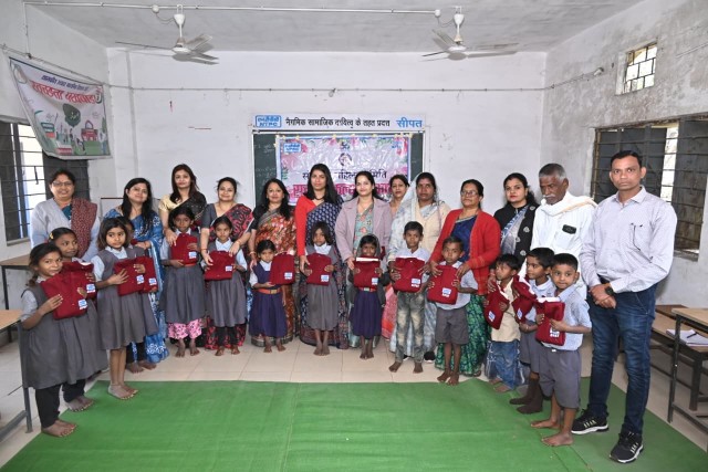 एनटीपीसी सीपत की संगवारी महिला समिति ने वितरित किए 436 विद्यार्थियों को स्वेटर*