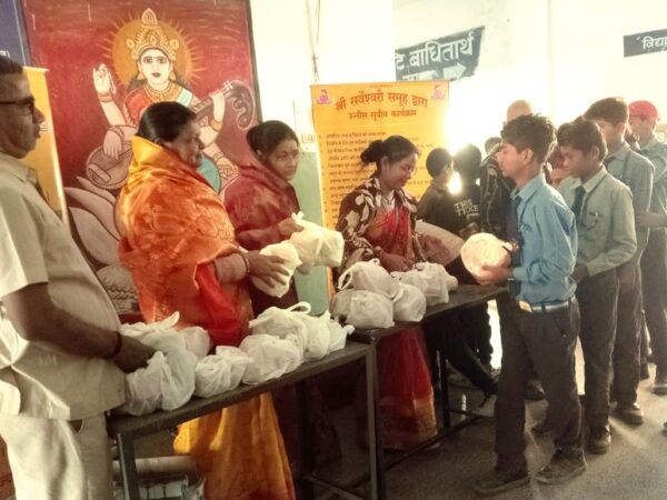 *मां मैत्रायणी योगिनी जी के महानिर्वाण दिवस पर श्री सर्वेश्वरी समूह शाखा बिलासपुर ने किया फल वितरण*