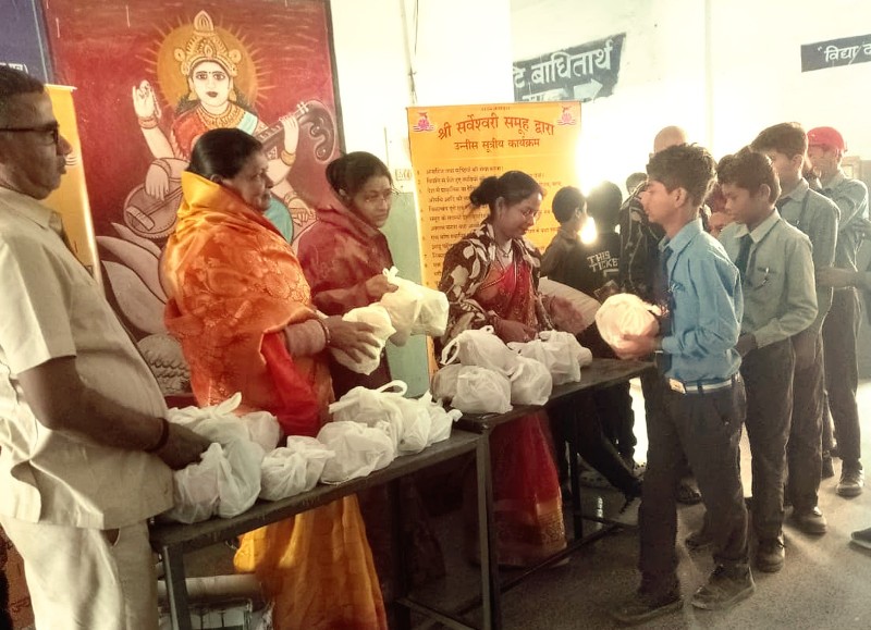 *मां मैत्रायणी योगिनी जी के महानिर्वाण दिवस पर श्री सर्वेश्वरी समूह शाखा बिलासपुर ने किया फल वितरण*