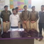 अवैध हथियार रखकर घूमते आरोपी को थाना तारबाहर एवं आरपीएफ बिलासपुर की संयुक्त टीम ने किया गिरफ्तार आरोपी के कब्जे से देशी कट्टा एवं जिंदा कारतूस जप्त