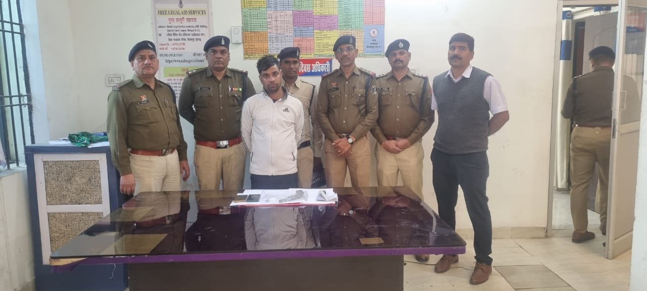 अवैध हथियार रखकर घूमते आरोपी को थाना तारबाहर एवं आरपीएफ बिलासपुर की संयुक्त टीम ने किया गिरफ्तार आरोपी के कब्जे से देशी कट्टा एवं जिंदा कारतूस जप्त