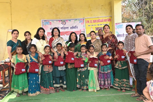 एनटीपीसी सीपत की संगवारी महिला समिति द्वारा 15 शासकीय प्राथमिक शालाओं के 1492 विद्यार्थियों को स्वेटर वितरण*