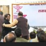 गुरु घासीदास वि. वि.के कुलपति श्री चकवाल से अतिथि कथाकार मनोज रूपड़ा ने अशोभनीय कृत्य कर उपस्थित लोगों के बीच नीचा दिखाया