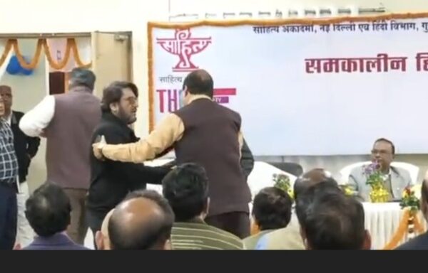 गुरु घासीदास वि. वि.के कुलपति श्री चकवाल से अतिथि कथाकार मनोज रूपड़ा ने अशोभनीय कृत्य कर उपस्थित लोगों के बीच नीचा दिखाया