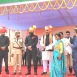 उत्कृष्ट सेवा कार्यों के लिए शिक्षिका रत्ना गुरु को स्वास्थ मंत्री के हाथों गणतंत्र दिवस 2026 पर हुई सम्मानित”