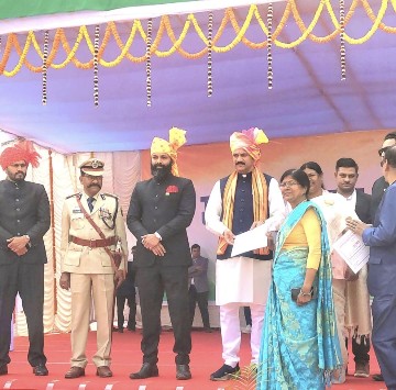 उत्कृष्ट सेवा कार्यों के लिए शिक्षिका रत्ना गुरु को स्वास्थ मंत्री के हाथों गणतंत्र दिवस 2026 पर हुई सम्मानित”