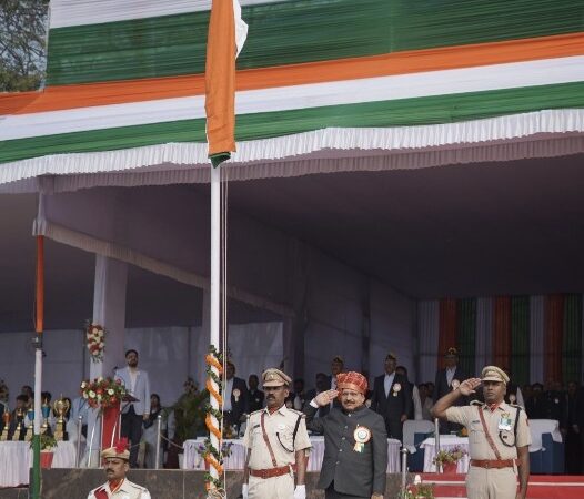 एसईसीएल मुख्यालय में हर्षोल्लास के साथ मनाया गया 77 वां गणतंत्र दिवस*समारोह के मुख्य अतिथि एवं एसईसीएल के अध्यक्ष-सह-प्रबंध निदेशक श्री हरीश दुहन ने राष्ट्रीय ध्वज फहरा परेड की सलामी ली