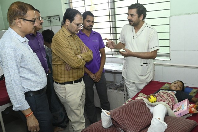 समग्र शिक्षा के तहत दिव्यांग बच्चों की शल्यचिकित्सा*  *कलेक्टर ने अस्पताल पहुंचकर की मुलाकात