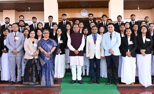 प्रशिक्षु न्यायाधीश लोकतंत्र के तीसरे स्तंभ के रूप में निभाएंगे महत्वपूर्ण भूमिका : मुख्यमंत्री श्री साय*  *छत्तीसगढ़ राज्य न्यायिक अकादमी के प्रशिक्षु न्यायाधीशों ने मुख्यमंत्री से की सौजन्य मुलाकात*