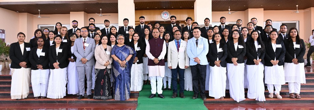 प्रशिक्षु न्यायाधीश लोकतंत्र के तीसरे स्तंभ के रूप में निभाएंगे महत्वपूर्ण भूमिका : मुख्यमंत्री श्री साय*  *छत्तीसगढ़ राज्य न्यायिक अकादमी के प्रशिक्षु न्यायाधीशों ने मुख्यमंत्री से की सौजन्य मुलाकात*