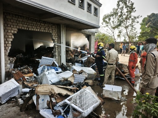 ब्रेकिंग न्यूज मंगला स्थित गजमोहनी परिसर में शॉट सर्किट से भीषण आग लगी करोड़ो का बिजली समान जला परिसर को खाली कराया