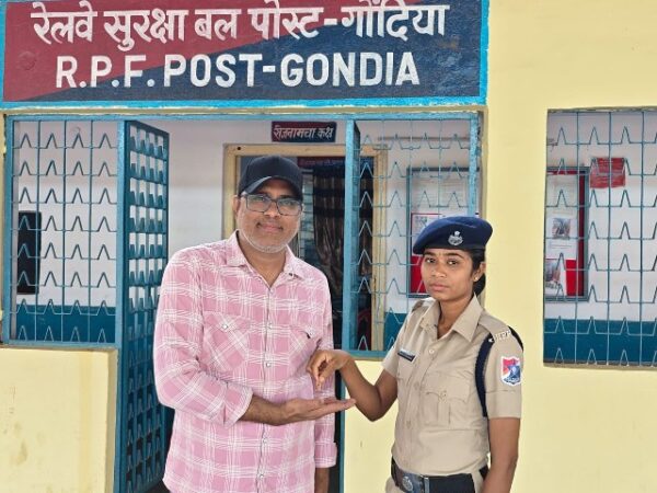 दक्षिण पूर्व मध्य रेलवे सुरक्षा बल नागपुर की तत्परता: वंदे भारत में खोई सोने की बाली ‘ऑपरेशन अमानत’ के तहत यात्री को लौटाई”*