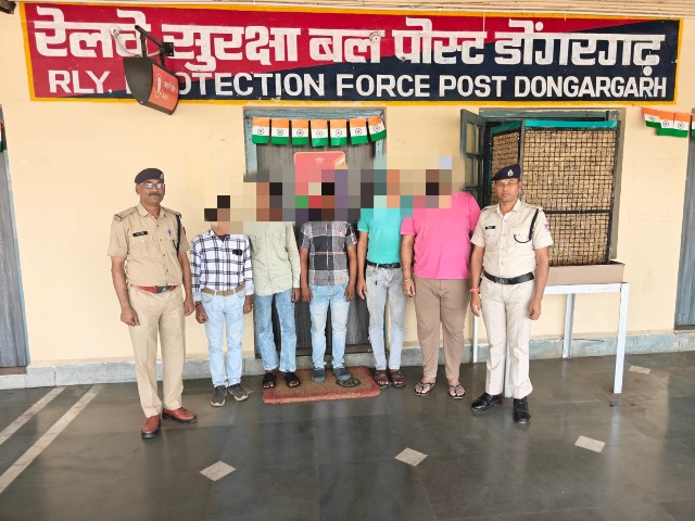दपूमरे.नागपुर मंडल के मुसरा स्टेशन पर “रेल रोको” करने वाले 6 व्यक्तियों पर रेसुब.डोंगरगढ़ की कार्यवाही, 2 आरोपी गिरफ्तार*