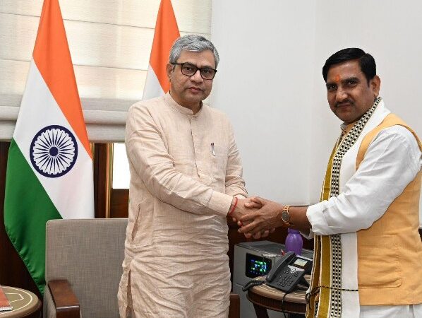 केंद्रीय राज्य मंत्री श्री तोखन साहू ने रेल मंत्री को बिलासपुर–येलहंका एक्सप्रेस के नियमित संचालन पर जताया आभार एवं रोघाट–जगदलपुर रेल लाइन और कटघोरा–डोंगरगढ़ रेल परियोजना पर चर्चा की*