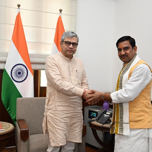 केंद्रीय राज्य मंत्री श्री तोखन साहू ने रेल मंत्री को बिलासपुर–येलहंका एक्सप्रेस के नियमित संचालन पर जताया आभार एवं रोघाट–जगदलपुर रेल लाइन और कटघोरा–डोंगरगढ़ रेल परियोजना पर चर्चा की*