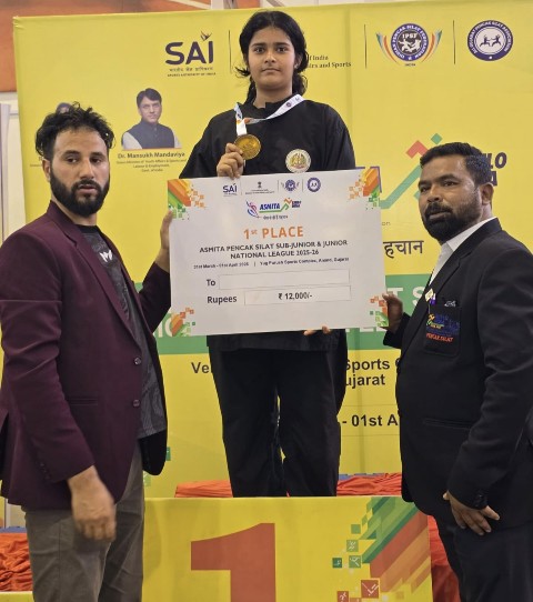 बस्तर की बेटी यशस्वी सिंह ने नेशनल पेंचाक सिलाट लीग गुजरात में जीता स्वर्ण पदक, यशस्वी डीएसपी श्रीमती कविता धुर्वे की बेटी  है