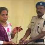 ट्रेन में छूटा लाखों रु. मूल्य का बैग रेलवे सुरक्षा बल ने खोजकर महिला यात्री को किया सुपुर्द*