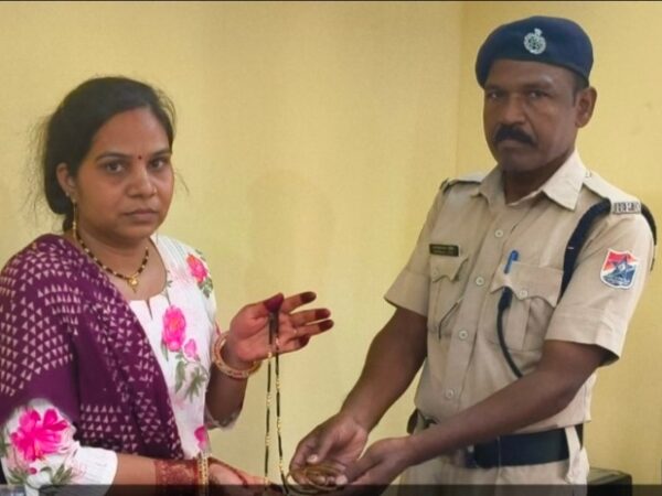 ट्रेन में छूटा लाखों रु. मूल्य का बैग रेलवे सुरक्षा बल ने खोजकर महिला यात्री को किया सुपुर्द*