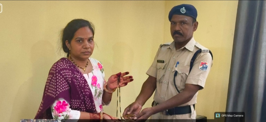 ट्रेन में छूटा लाखों रु. मूल्य का बैग रेलवे सुरक्षा बल ने खोजकर महिला यात्री को किया सुपुर्द*