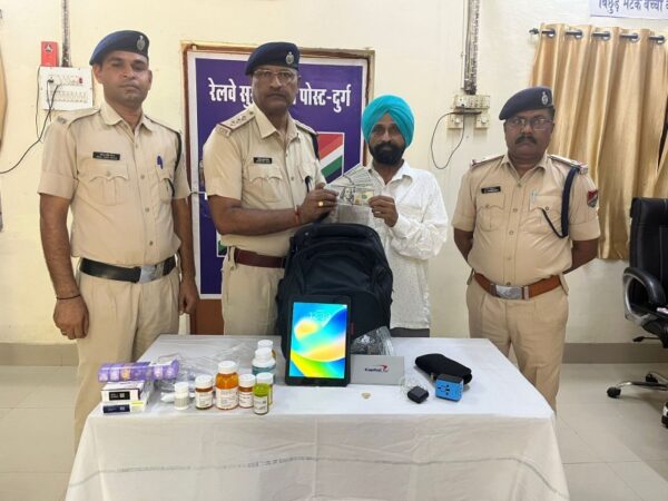 रे.सु.ब. पोस्ट दुर्ग ने यात्री के ₹8,27,800/- मूल्य के डॉलर, ऐपल टैब, सोने की अँगूठी, दवाईयां और अन्य समान सही सलामत वापस किया