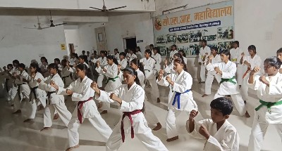 कोटा के सी एस आर कॉलेज में डिस्ट्रिक्ट वूमेन कराते एसोसिएशन बिलासपुर के द्वारा छात्राओं के आत्मरक्षा हेतु सेल्फ डिफेंस कराटे प्रशिक्षण का सेमिनार