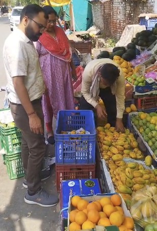 नियंत्रक , खाद्य एवं औषधि प्रशासन विभाग ने बृहस्पतिबाजार के 22 फल विक्रेता के पास से सड़े फल जप्त कर नष्ट किए