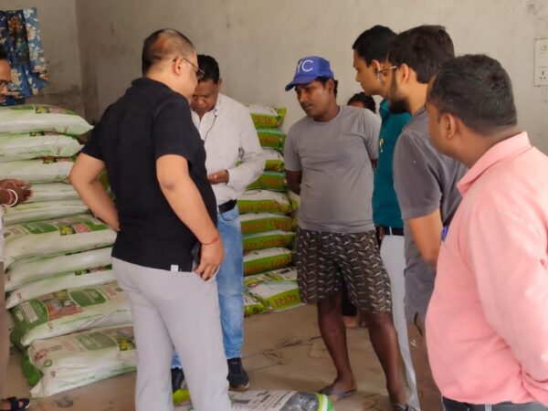 किसान बनकर व्यापारी की दुकान पहुंचे कृषि अधिकारी, खाद की कालाबाजारी का किया भंडाफोड़*  *750 रुपये की खाद 1800 रुपये में बेच रहा था व्यापारी, प्रशासन ने गोदाम सील कर 74 बोरी खाद जब्त की*
