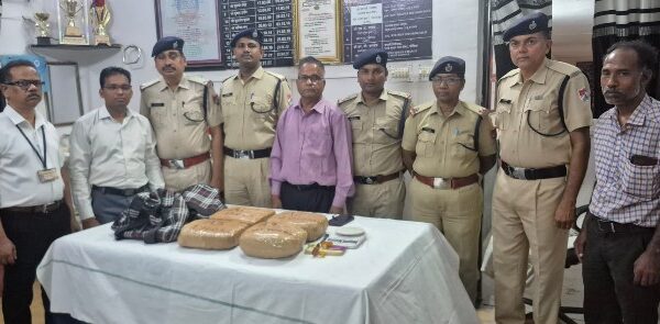 रेसुब गोंदिया ने पुरी-अहमदाबाद एक्सप्रेस से लगभग चार लाख रुपये मूल्य का गाँजा बरामद किया