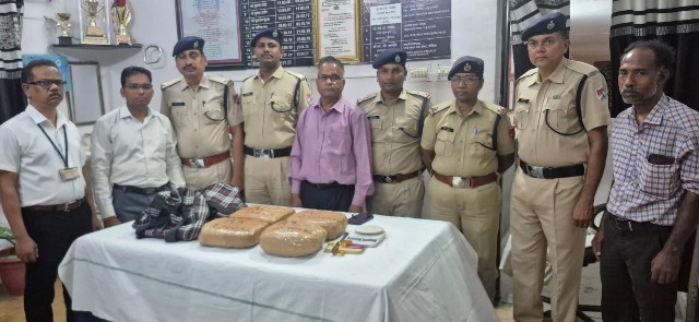 रेसुब गोंदिया ने पुरी-अहमदाबाद एक्सप्रेस से लगभग चार लाख रुपये मूल्य का गाँजा बरामद किया